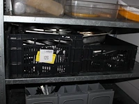 Gastronoombakken in diverse maten en uitvoeringen op drie schappen. - afbeelding 2 van  2