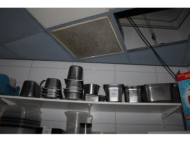 Gastronorm bakken in diverse maten en uitvoeringen op schap. - afbeelding 1 van  2
