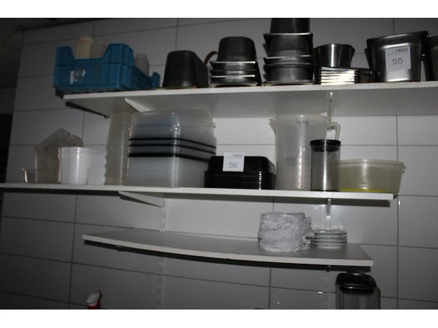 Gastronorm bakken in diverse maten en uitvoeringen op schap. - afbeelding 2 van  2