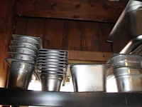 Gastronorm bakken in diverse maten en uitvoeringen op twee schappen. - afbeelding 3 van  3