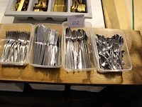 Gebakbestek w.o. lepels, messen en vorkjes in 4 kunststof bakjes. - afbeelding 1 van  1