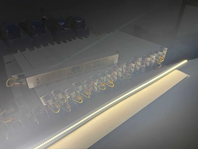 Gebruikte led strip inclusief voorschakelapparaat en kunststof kap (80x) - afbeelding 1 van  10