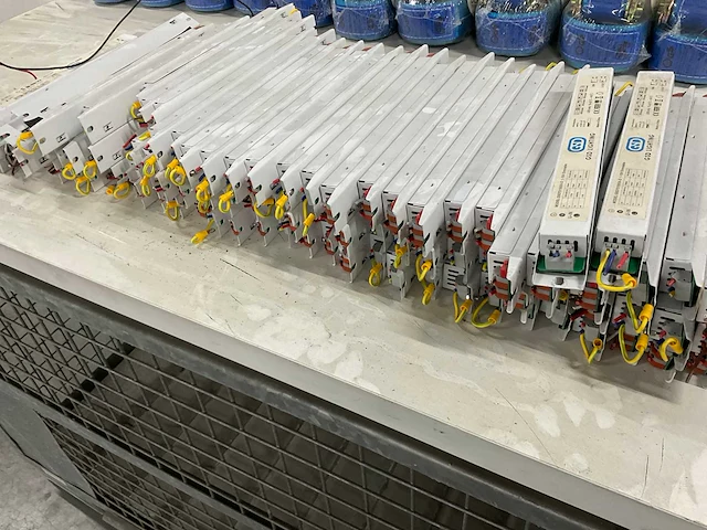 Gebruikte led strip inclusief voorschakelapparaat en kunststof kap (80x) - afbeelding 3 van  10