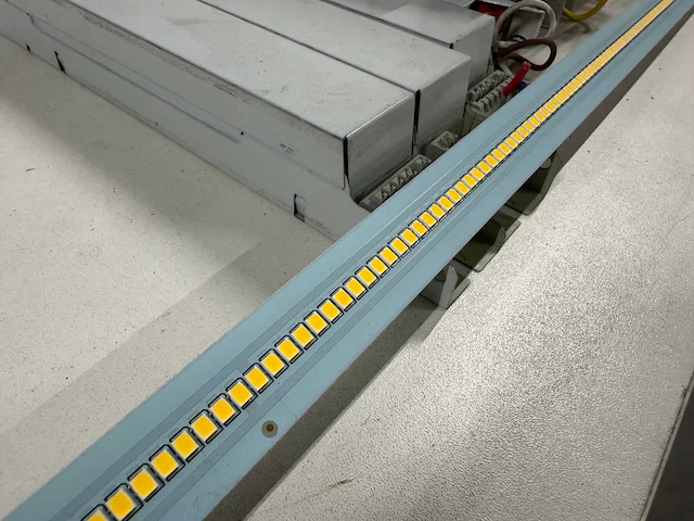 Gebruikte led strip inclusief voorschakelapparaat en kunststof kap (80x) - afbeelding 6 van  10