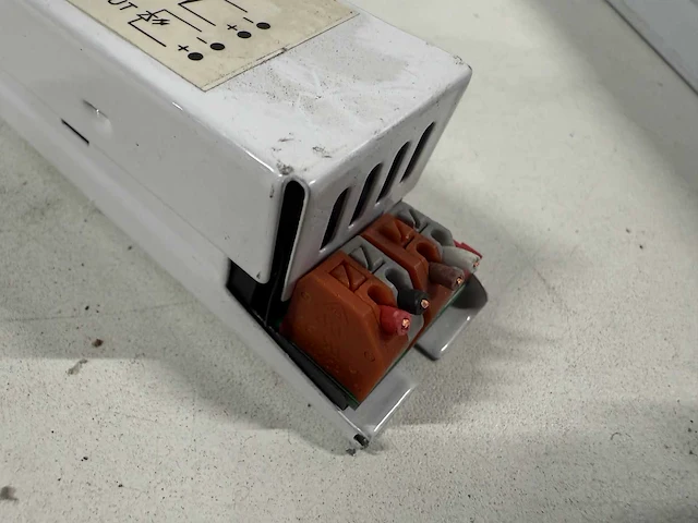 Gebruikte led strip inclusief voorschakelapparaat en kunststof kap (80x) - afbeelding 8 van  10