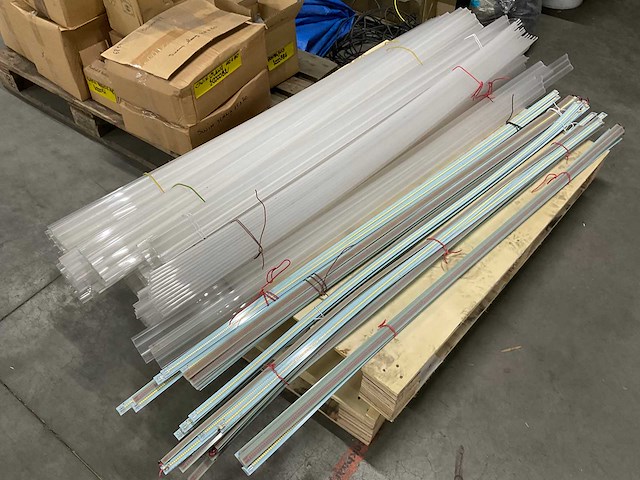 Gebruikte led strip inclusief voorschakelapparaat en kunststof kap (80x) - afbeelding 4 van  10