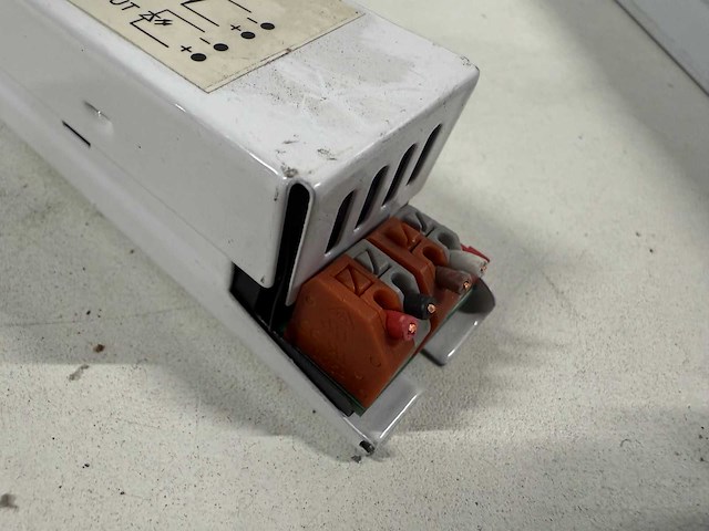 Gebruikte led strip inclusief voorschakelapparaat en kunststof kap (80x) - afbeelding 8 van  10