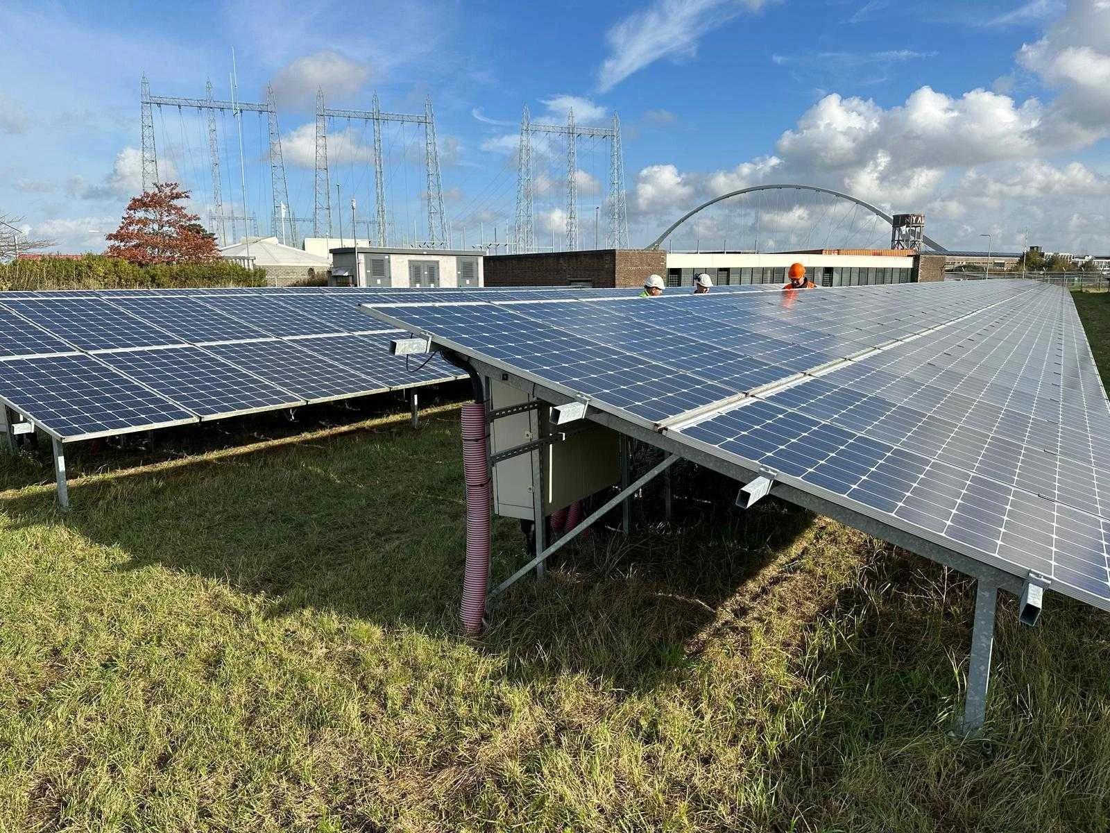 Gebruikte zonnepanelen en omvormers wegens vernieuwing zonnepark