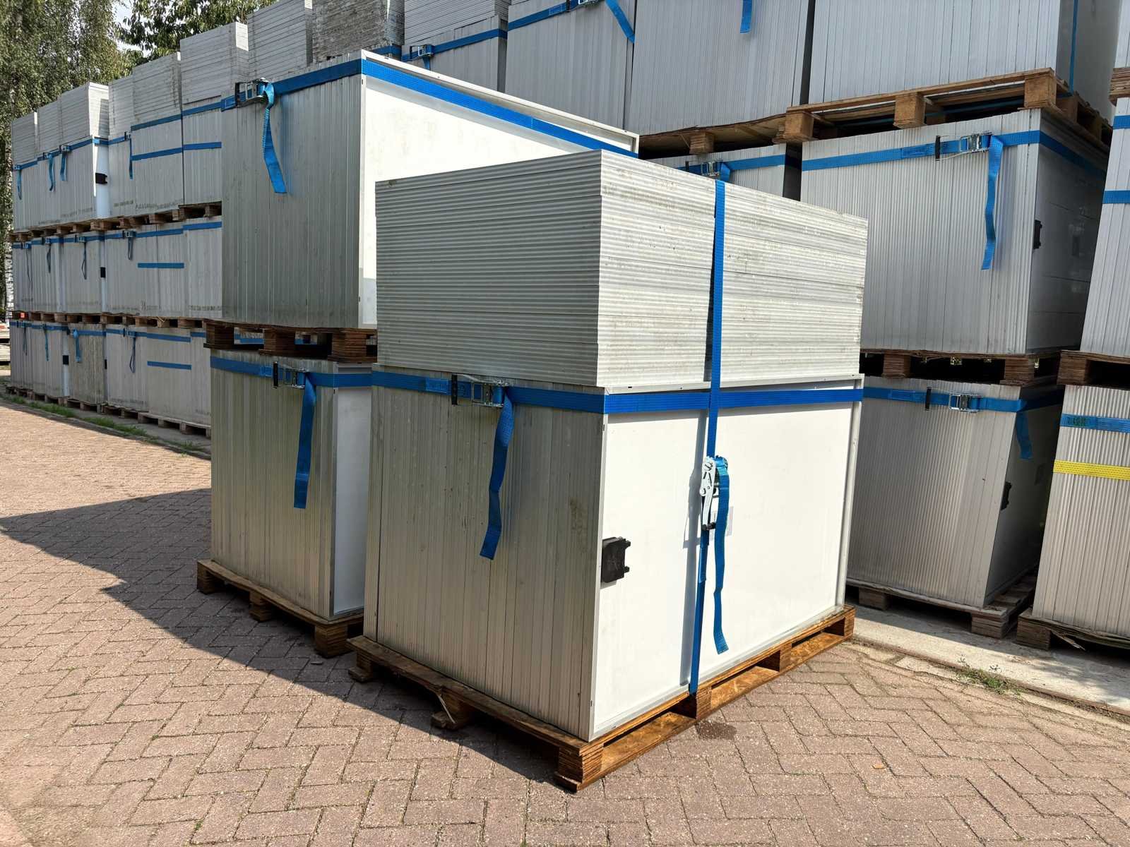 Gebruikte zonnepanelen, omvormers en platdakconstructie wegens vernieuwing installatie