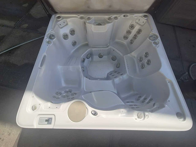 Gecko 5 persoons amerikaans jacuzzi en buitenspa - afbeelding 1 van  12
