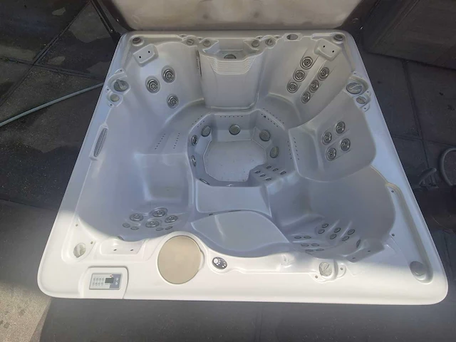 Gecko 6 persoons amerikaans jacuzzi en buitenspa - afbeelding 1 van  12