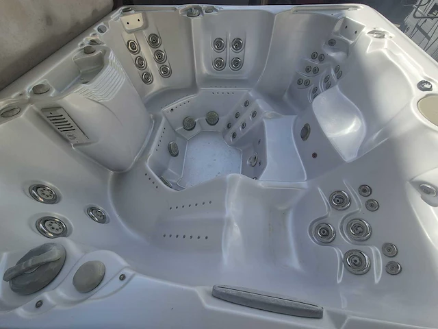 Gecko 6 persoons amerikaans jacuzzi en buitenspa - afbeelding 9 van  12