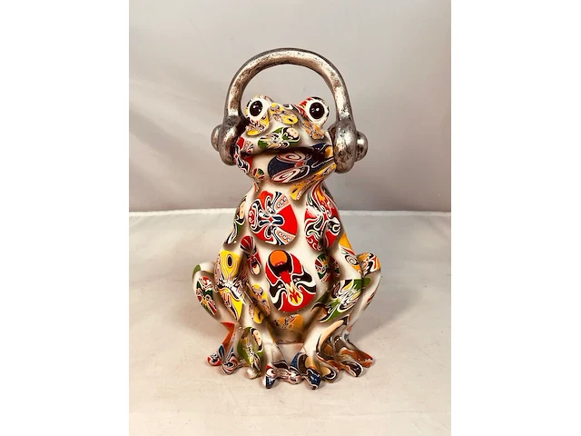 Gedecoreerd kikker sculptuur - afbeelding 1 van  5