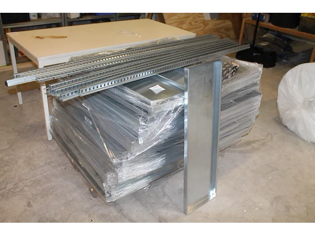 Gedemonteerde metalen magazijnstelling bestaande uit negen staanders met lengte 200 cm en circa 200 legbord... - afbeelding 1 van  5