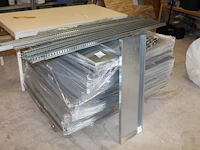 Gedemonteerde metalen magazijnstelling bestaande uit negen staanders met lengte 200 cm en circa 200 legbord... - afbeelding 1 van  5