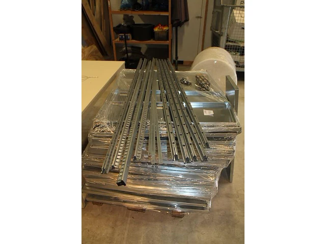 Gedemonteerde metalen magazijnstelling bestaande uit negen staanders met lengte 200 cm en circa 200 legbord... - afbeelding 2 van  5