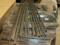 Gedemonteerde metalen magazijnstelling bestaande uit negen staanders met lengte 200 cm en circa 200 legbord... - afbeelding 2 van  5