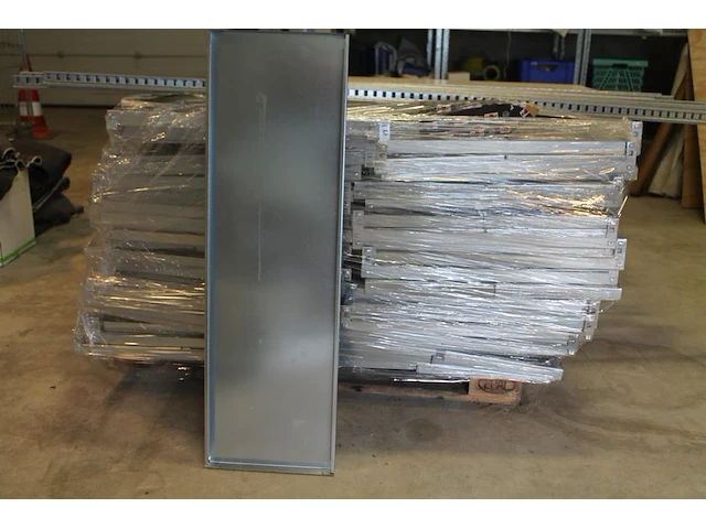 Gedemonteerde metalen magazijnstelling bestaande uit negen staanders met lengte 200 cm en circa 200 legbord... - afbeelding 3 van  5