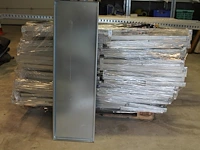 Gedemonteerde metalen magazijnstelling bestaande uit negen staanders met lengte 200 cm en circa 200 legbord... - afbeelding 3 van  5