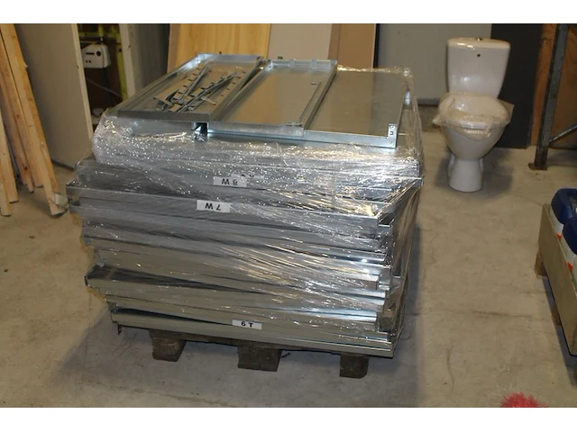 Gedemonteerde metalen magazijnstelling bestaande uit negen staanders met lengte 200 cm en circa 200 legbord... - afbeelding 4 van  5
