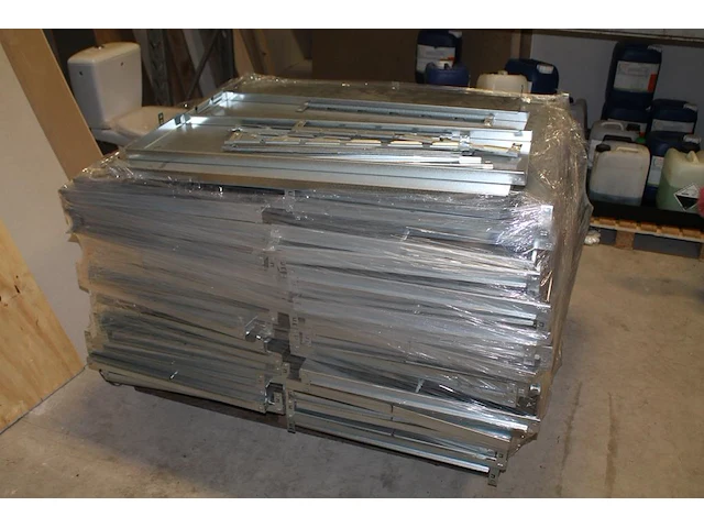 Gedemonteerde metalen magazijnstelling bestaande uit negen staanders met lengte 200 cm en circa 200 legbord... - afbeelding 5 van  5