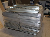 Gedemonteerde metalen magazijnstelling bestaande uit negen staanders met lengte 200 cm en circa 200 legbord... - afbeelding 5 van  5