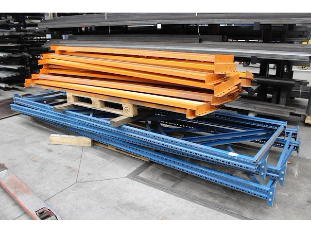 Gedemonteerde palletstelling bestaande uit 4 staanders met afmeting ca. 110 x 400 cm, 18 liggers met lengte... - afbeelding 1 van  2