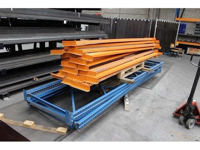 Gedemonteerde palletstelling bestaande uit 4 staanders met afmeting ca. 110 x 400 cm, 18 liggers met lengte... - afbeelding 2 van  2