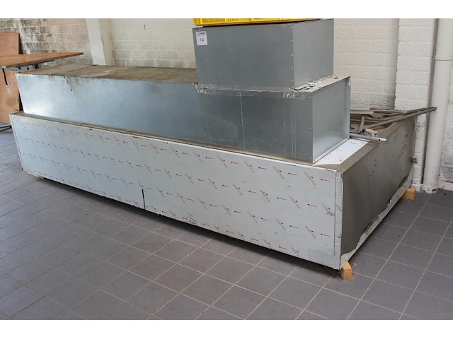 Gedemonteerde rvs afzuigkap met afmeting 307 x 124 (x 127 cm). - afbeelding 1 van  2