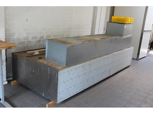 Gedemonteerde rvs afzuigkap met afmeting 307 x 124 (x 127 cm). - afbeelding 2 van  2