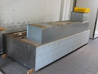 Gedemonteerde rvs afzuigkap met afmeting 307 x 124 (x 127 cm). - afbeelding 2 van  2