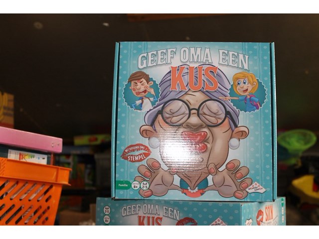 Geef oma een kus spel 1x - afbeelding 2 van  5