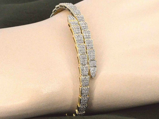 Geelgouden armband van slangen model met natuurlijke diamanten - afbeelding 4 van  11