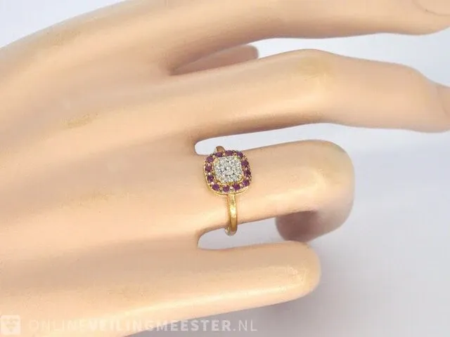 Geelgouden ring met diamanten en robijn - afbeelding 9 van  10