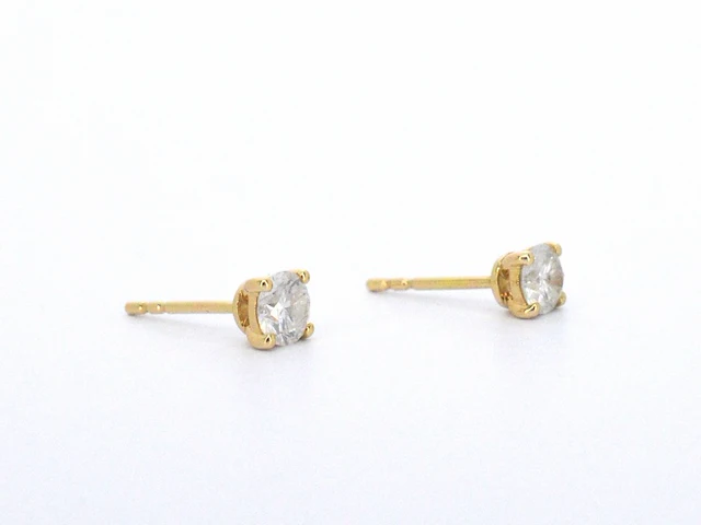 Geelgouden solitair oorbellen met natuurlijke diamanten - afbeelding 6 van  11