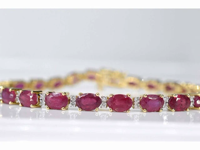 Geelgouden tennisarmband met diamanten en robijn - afbeelding 1 van  7