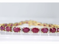 Geelgouden tennisarmband met diamanten en robijn - afbeelding 1 van  7