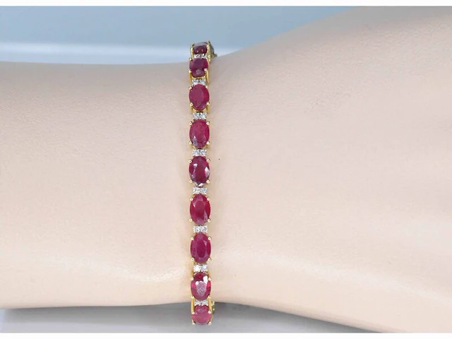 Geelgouden tennisarmband met diamanten en robijn - afbeelding 2 van  7