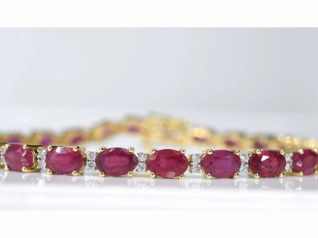 Geelgouden tennisarmband met diamanten en robijn - afbeelding 3 van  7