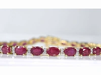 Geelgouden tennisarmband met diamanten en robijn - afbeelding 3 van  7