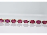 Geelgouden tennisarmband met diamanten en robijn - afbeelding 4 van  7