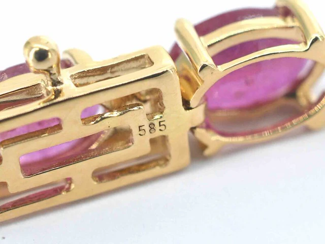 Geelgouden tennisarmband met diamanten en robijn - afbeelding 5 van  7