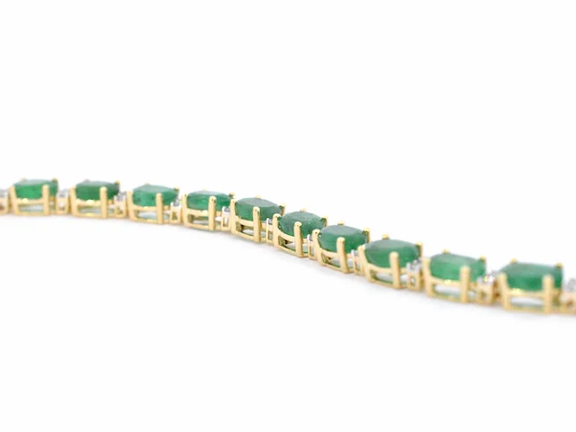 Geelgouden tennisarmband met diamanten en smaragden - afbeelding 5 van  7