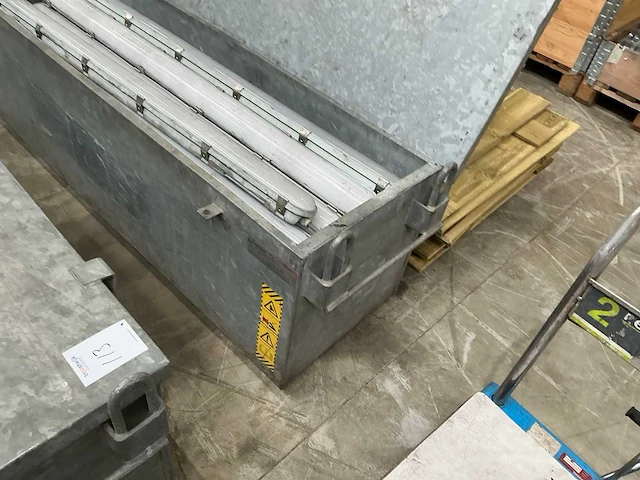 Gegalvaniseerde hijsbak met led lichtarmaturen - afbeelding 3 van  3