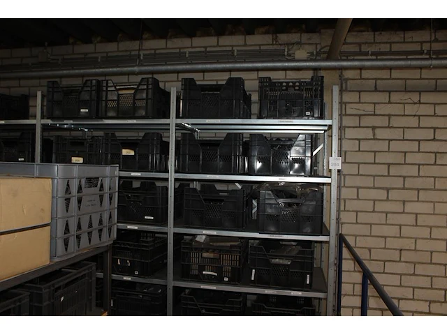 Gegalvaniseerde stelling met vijf staanders en 20 legbladen afm. 400 x 62 x 200 cm - afbeelding 1 van  2