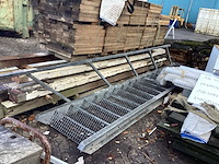 Gegalvaniseerde trap 18 treden vaste trap met leuning