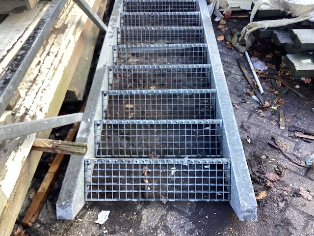 Gegalvaniseerde trap 18 treden vaste trap met leuning - afbeelding 2 van  3