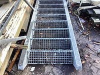 Gegalvaniseerde trap 18 treden vaste trap met leuning - afbeelding 2 van  3