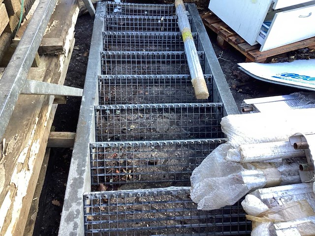 Gegalvaniseerde trap 18 treden vaste trap met leuning - afbeelding 3 van  3