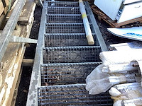 Gegalvaniseerde trap 18 treden vaste trap met leuning - afbeelding 3 van  3